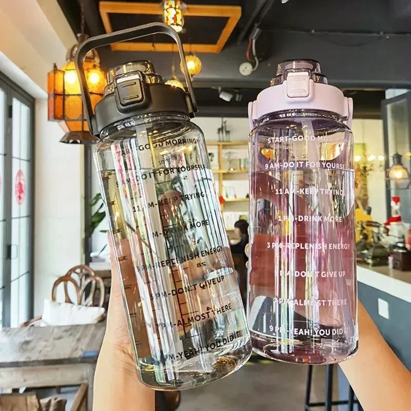 Garrafa de água de palha 2l, copo de água de plástico de grande capacidade, garrafa de bebida portátil com marcador de tempo para esportes ao ar livre